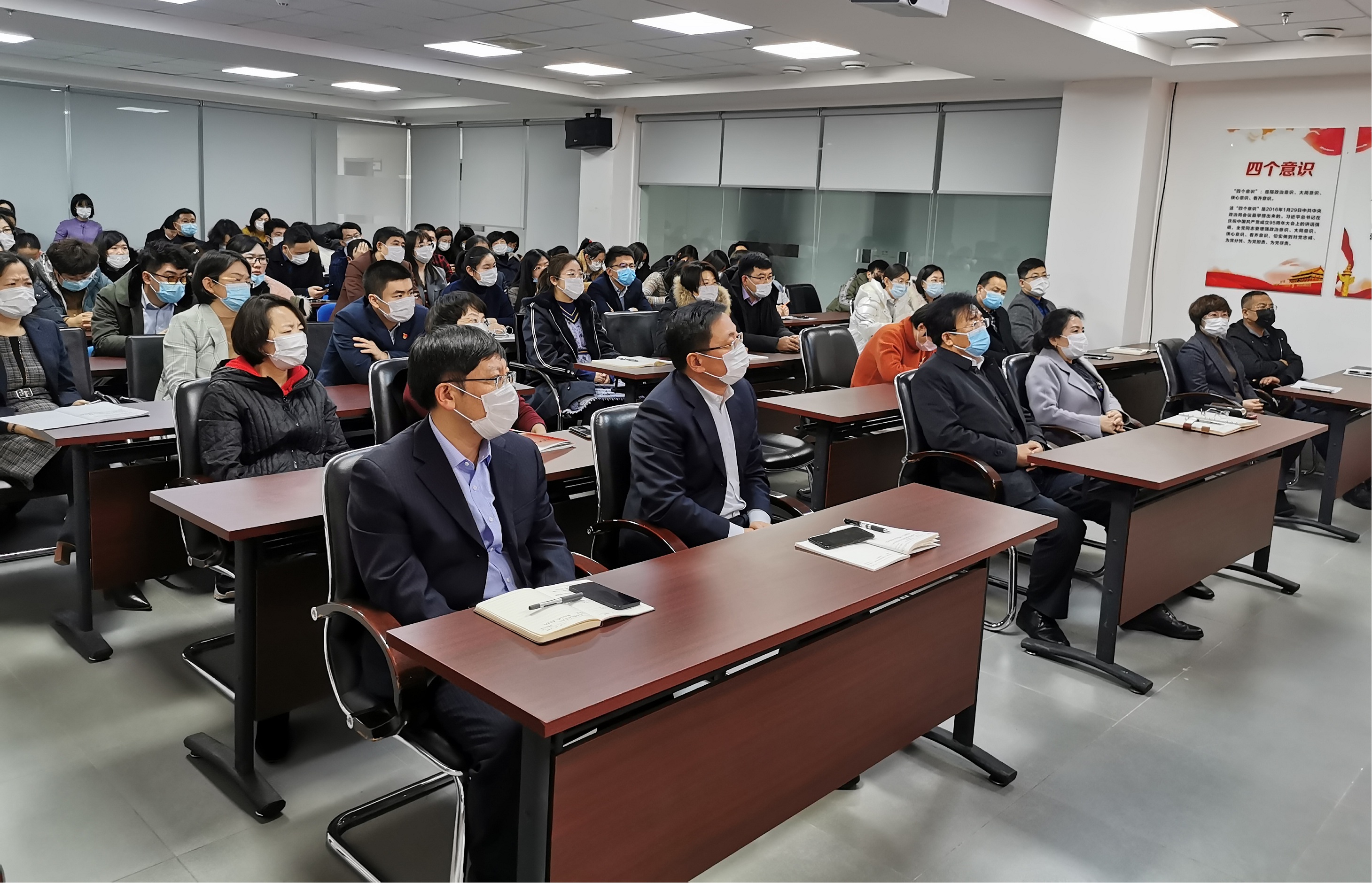 会议指出,警示片客观真实地反映了毕宏建等人怎样从